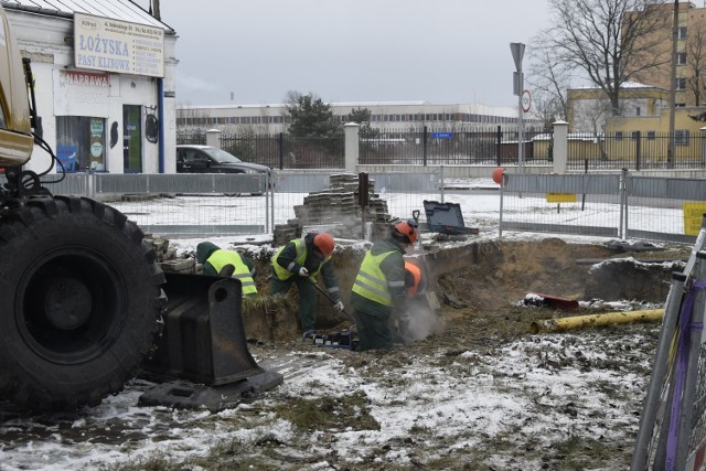 Pracownicy spółki Energetyka Cieplna od środy osuwają awarię sieci ciepłowniczej, do której doszło na rogu ulicy Sobieskiego i Szkolnej.