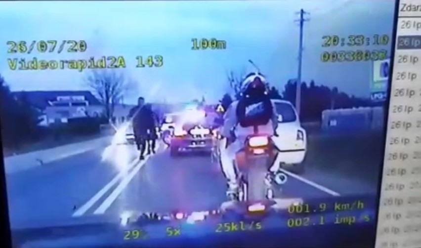 Tarnów. Szaleńcza ucieczka motocyklisty przed policją skończyła się blokadą drogi