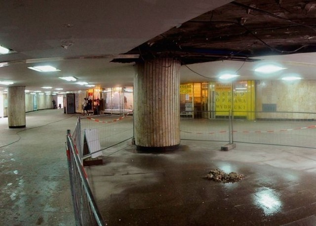 Kupka gruzu, wiszące kable, woda na posadzce &#8211; tak wygląda przejście podziemne pod największym rondem w Poznaniu