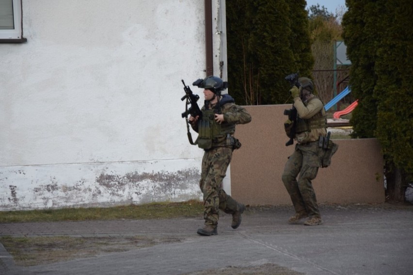 Terytorialsi ćwiczyli w Maszewie Lęborskim. Akcja odbicia szkoły z rąk dywersantów