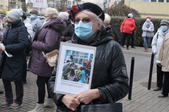 Pod siedzibą Kujawskiej Spółdzielni Mieszkaniowej w Inowrocławiu odbył się 27 listopada protest przeciw likwidacji osiedlowych klubów Kopernik Przydomek i Rondo