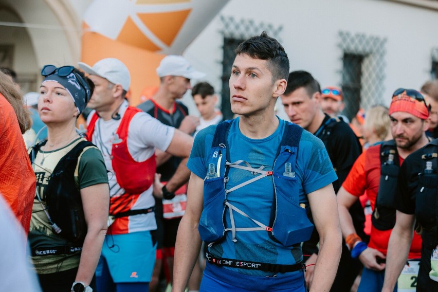 Zawodnicy ósmej edycji Ultramaratonu Podkarpackiego wystartowali z rzeszowskiego Rynku 