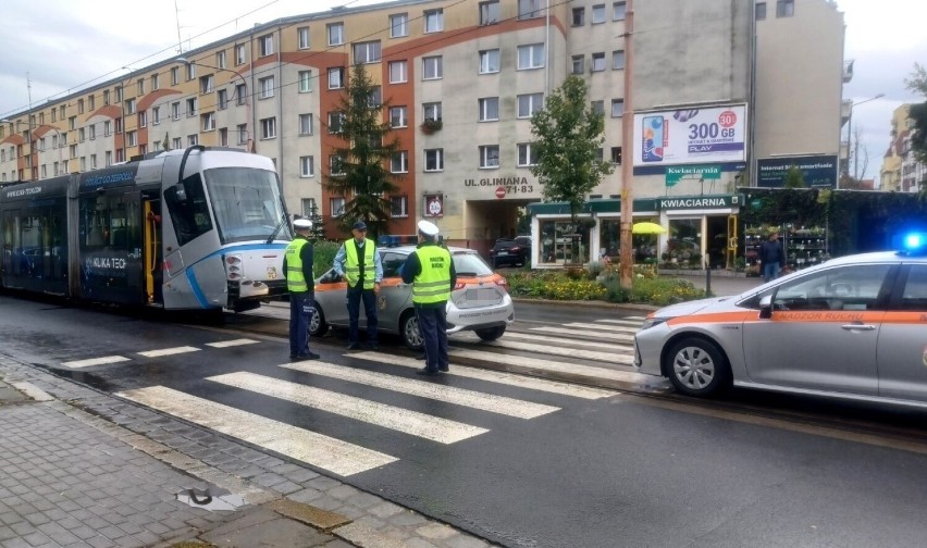 Samochód wjechał w przystanek tramwajowy "Gajowa" w kierunku...