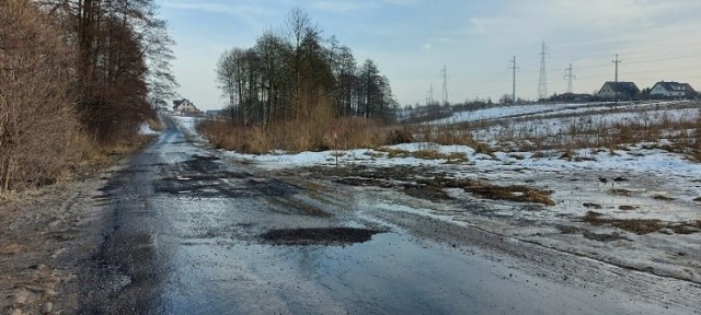 22-latek skręcając hondą w ul. Polną w Brodnicy nie dostosował prędkości do warunków drogowych i uderzył w krawężnik, uszkadzając auto