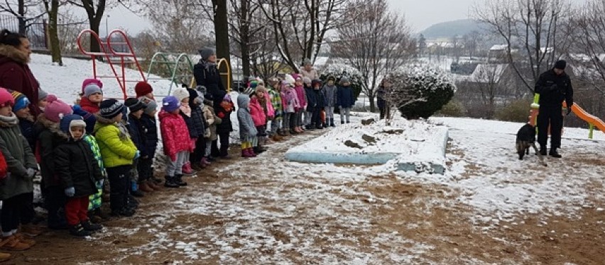 Policjanci z Wałbrzycha rozmawiali z dziećmi o bezpieczeństwie