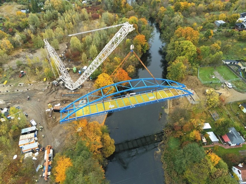 Nowa kładka w Bydgoszczy. Ogromny dźwig ustawia 100-tonową konstrukcję nośną estakady [zdjęcia]