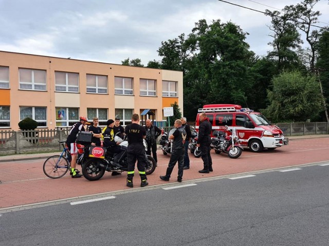 Dwaj strażacy przejadą na rowerach 700 km w dwa dni, żeby pomóc chorej sąsiadce.