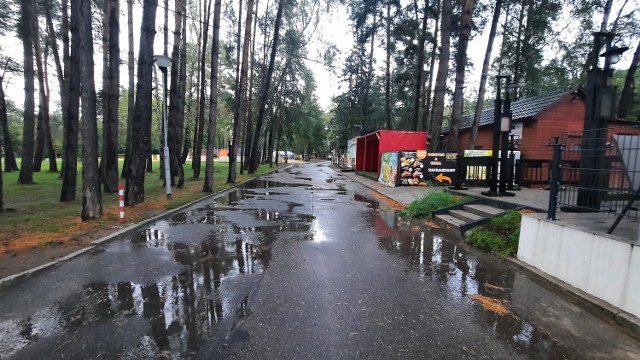 Latem ta uliczka jest pełna spacerowiczów