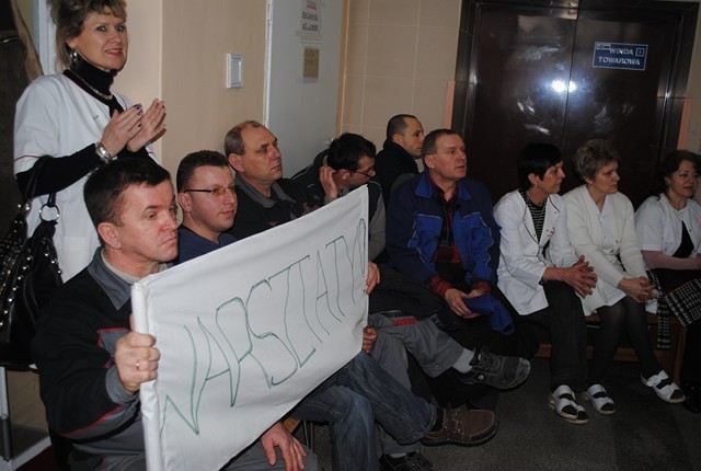 Strajk pielęgniarek w Koninie. Górnicy przekazali figurkę św. Barbary