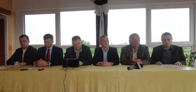 Członkowie zarządu Ostrowieckiego Forum Obywatelskiego- od lewej: Paweł Gotowiecki, Piotr Mrugała, Jacek Kargul, Dawid Wtorek, Włodzimierz Sajda, Łukasz Pastuszka.