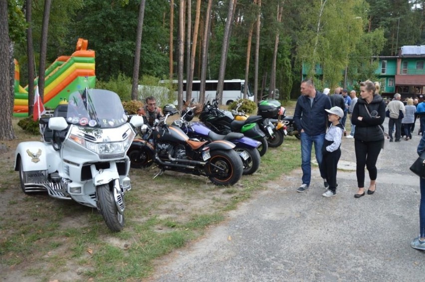 Piękne motocykle i Paweł Małaszyński z zespołem nad jeziorem Golejów