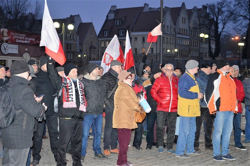 Protesty w Głogowie. Z jednej strony KOD, z drugiej zwolennicy rządu