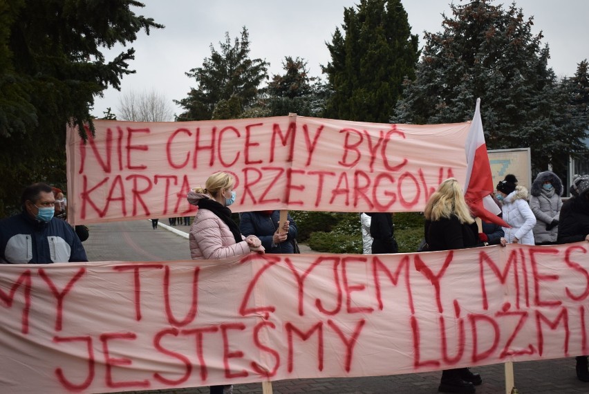 ZOL Gniezno. Pracownicy zakładu i rodziny chorych protestują. „To kupczenie chorymi”