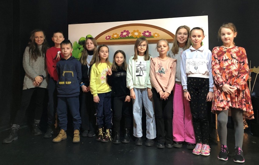 Teatr cieni i malowanie herbatą - ferie dzieci w Lesznie