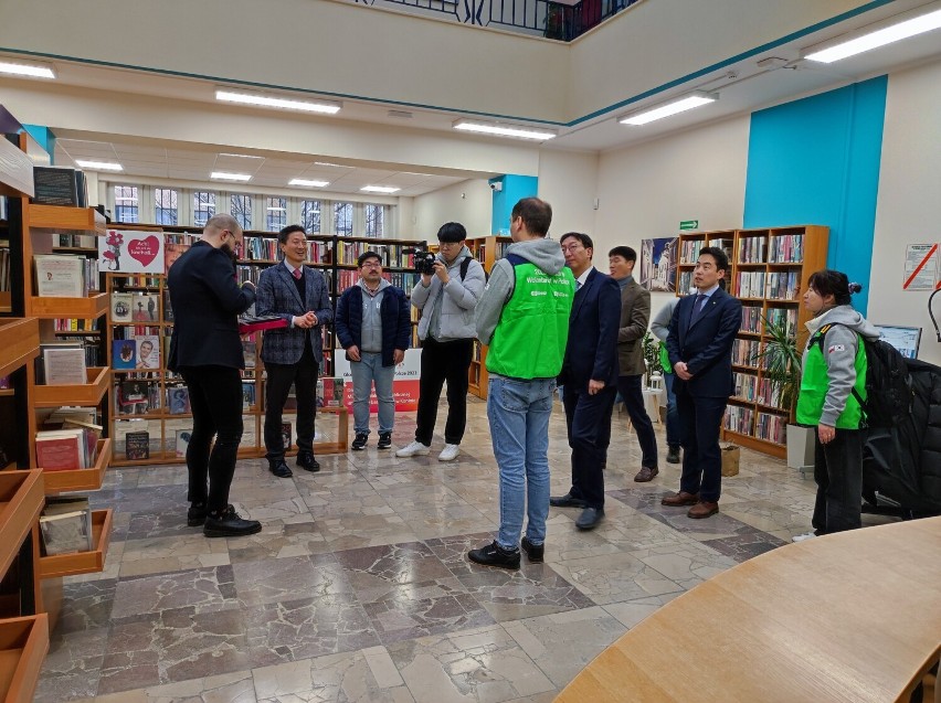 Koreańczycy obdarowali bibliotekę w Koninie. To pieniądze na książki i… kolczyki