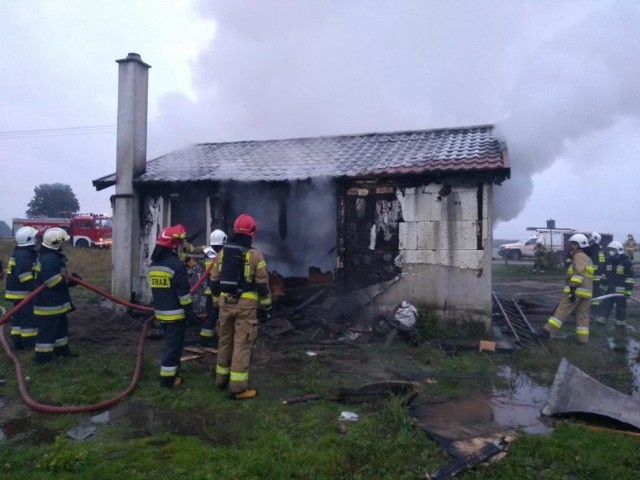 Dom w Buczku spłonął niemal doszczętnie. Z ogniem walczyło dziewięć zastępów strazy