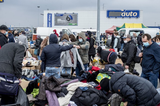 Pchli Targ odbywa się w każdą niedzielę na terenie parkingu przed Centrum Handlowym M1. Podobnie było i w tę niedzielę, 18 kwietnia. Tłumy ludzi zjawiły się na giełdzie staroci. Tak jak wszędzie, tak i na Pchlim Targu obowiązują zasady reżimu sanitarnego. Każdy obowiązkowo musi nosić maseczkę. Organizatorzy prosili uczestników giełdy o zachowanie ostrożności i  2-metrowego dystansu. Zobacz, jak wyglądał niedzielny Pchli Targ na Franowie. Przejdź dalej -->