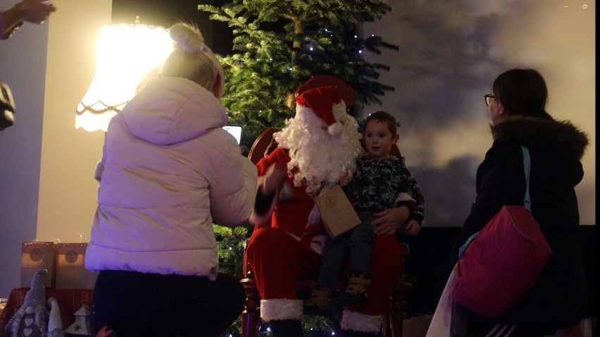 Święty Mikołaj odwiedził Łebę. Filmowe mikołajki w kinie Rybak