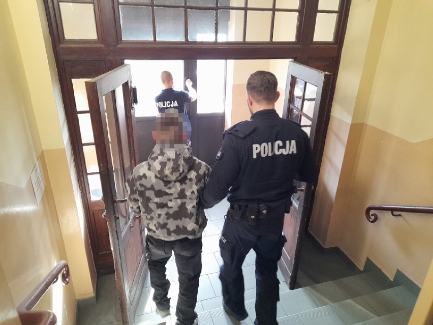 Lęborska policja zatrzymała 4 poszukiwanych do odbycia kary więzienia. Jeden z nich wpadł na kradzieży