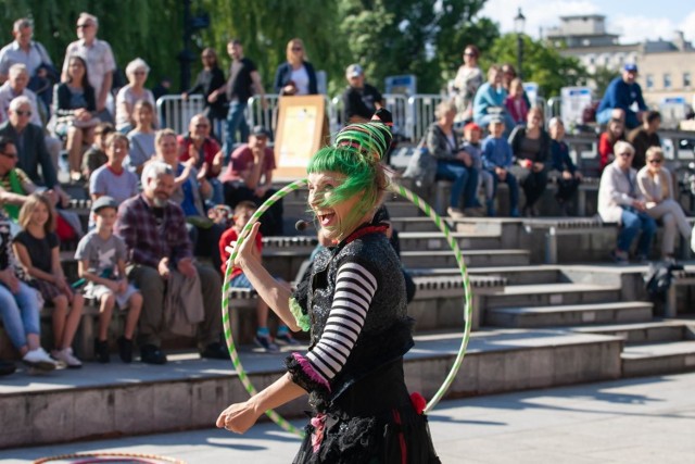 W piątek w Bydgoszczy rozpoczął się 12. Festiwal Sztuki Ulicznej Busker Fest. W centrum miasta przez cały weekend podziwiać można występy akrobatów, mimów, koncerty i pokazy z udziałem kilkudziesięciu artystów. Zobaczcie fotorelację z Festiwalu Busker Fest.