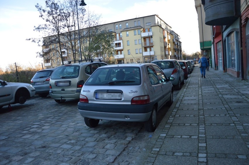 Znów posypały się wezwania na komendę. 20 nieprawidłowo zaparkowanych aut na ul. Długiej