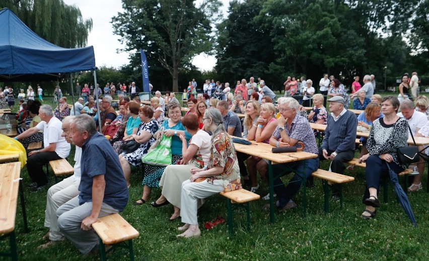 Miejska potańcówka dla seniorów w Rzeszowie. Zobacz, jak bawili się rzeszowianie na bulwarach [ZDJĘCIA]