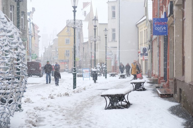 Mamy pierwszy atak zimy, porządnie sypnęło śniegiem. Tak wyglądają chodniki i ulice w mieście.