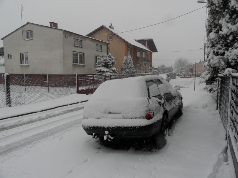 Lubliniec: Atak zimy. Policja apeluje o ostrożność. Warunki na drogach są trudne, będzie gorzej