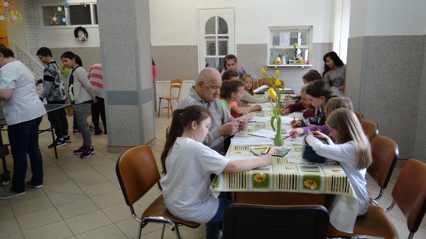 Uczniowie SP Piątek odwiedzili pensjonariuszy DPS