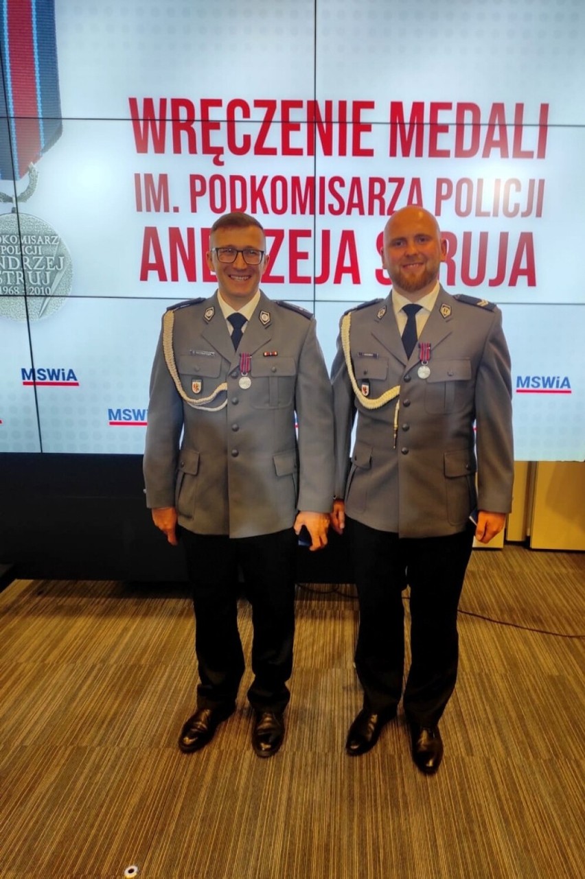 Mł. asp. Marcin Wróblewski (z lewej) i st. sierż. Fabian...