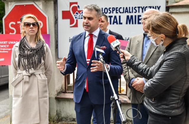 - Wielospecjalistyczny Szpital Miejski im. dr. Emila Warmińskiego w Bydgoszczy znalazł się na priorytetowej liście szpitali, które otrzymają pieniądze w ramach Krajowego Planu Odbudowy i dostanie cztery miliony złotych unijnego wsparcia - zapowiedział Krzysztof Gawkowski.