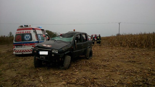 Tragedia na zlocie samochodowym

Do tragicznego wypadku doszło podczas zlotu miłośników samochodów terenowych pod Budzyniem. 

Podczas odbywającego się na polu wyścigu, na łuku drogi samochód kierowany przez 38-letniego mężczyznę przewrócił się i zaczął dachować. Z pojazdu wypadła 13-letnia córka kierowcy. Samochód dosłownie przetoczył się po dziecku.



Czytaj więcej