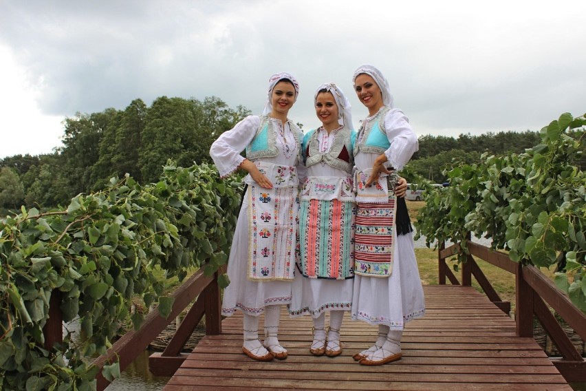 Występ zespołów folklorystycznych z Serbii i Ukrainy, na Nocy Świętojańskiej w Nowej Wsi Zbąskiej