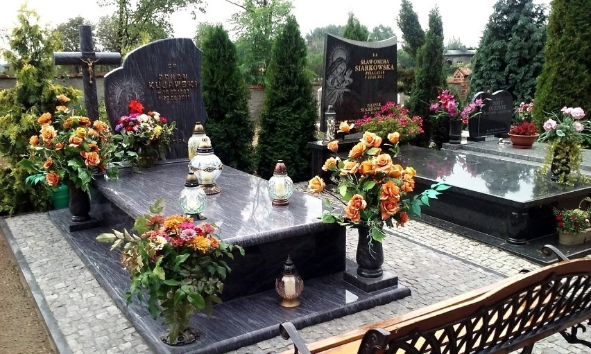 Znicze na grobie Zenona Kujawskiego w Chełmcach