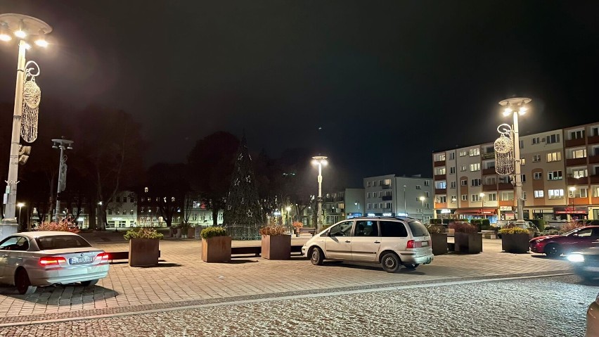 W Lęborku zalśniła choinka na Placu Pokoju i świąteczne iluminacje na Staromiejskiej