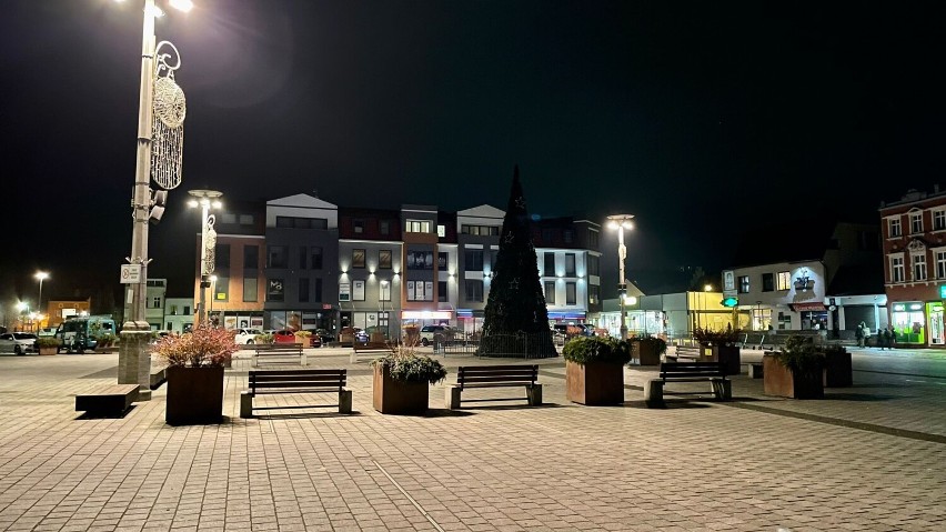 W Lęborku zalśniła choinka na Placu Pokoju i świąteczne iluminacje na Staromiejskiej