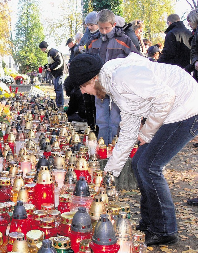 Stary cmentarz jak zwykle odwiedzą tłumy ludzi