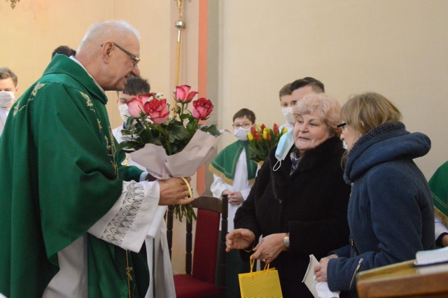 Parafianie pożegnali księdza Ireneusza Sikora. Proboszcz parafii pw. Wszystkich Świętych w Grocholicach odchodzi ze względów zdrowotnych