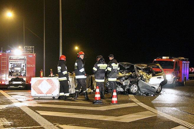 Według służb autostradowych i policji, koło rozbitego,...