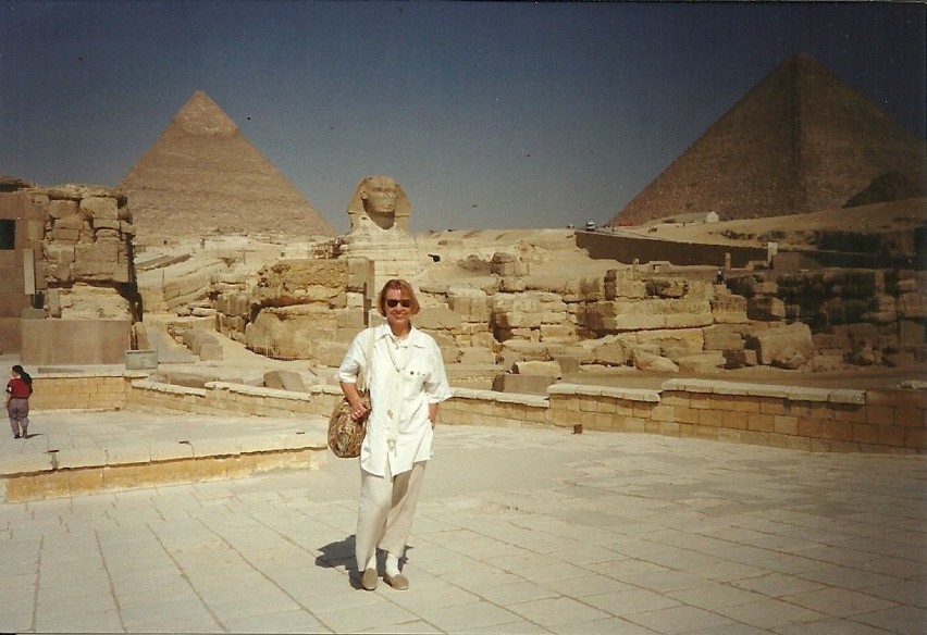 Autorka na tle piramid w Gizie (Kair) 1995.