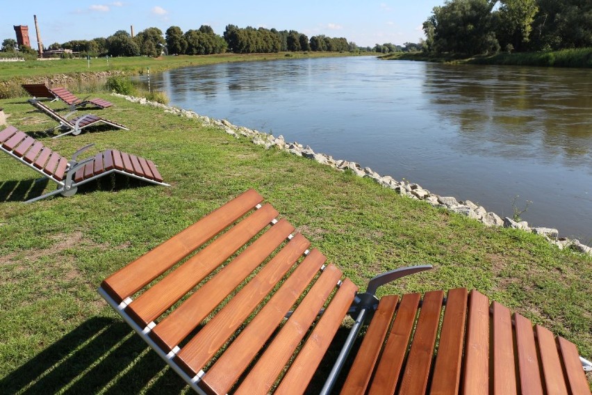 Nowe miejsce do odpoczynku w Nowej Soli. Na cyplu przy marinie pojawiły się leżaki [ZDJĘCIA]