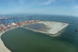 Budowa nowego terminalu Baltic Hub w Porcie Gdańsk. Kontur nowego nabrzeża już wyłonił się z morza. ZDJĘCIA