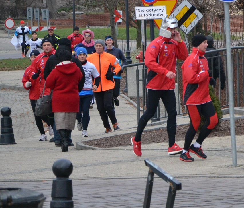 Malbork: Bieg na zakończenie roku 2012. Grupa Malbork i przyjaciele pobiegli ulicami miasta