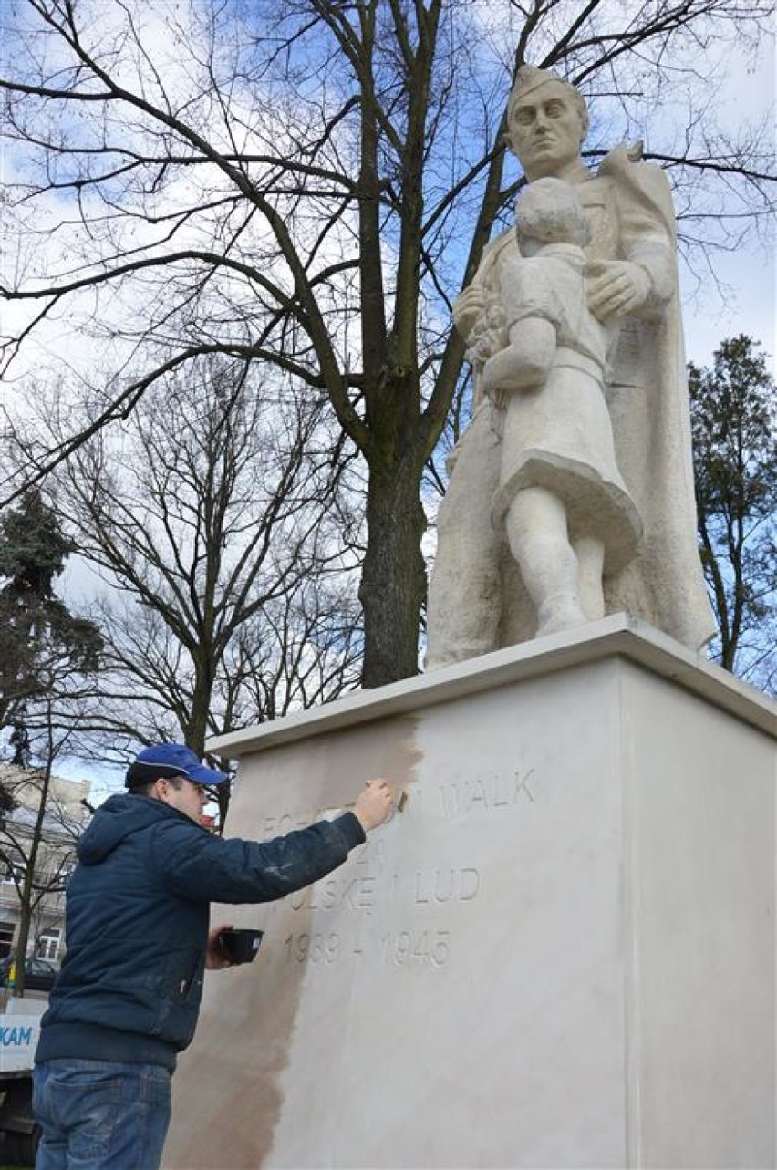 Radni Jan Dziemdziora (od lewej) i Bronisław Brylski bronią...