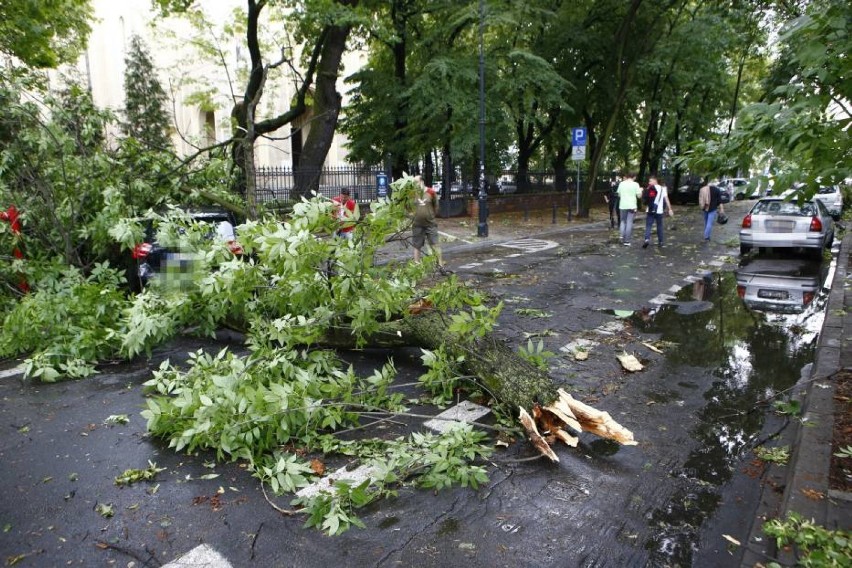 Uwaga! Znowu nadciągają burze. Możliwe trąby powietrzne....