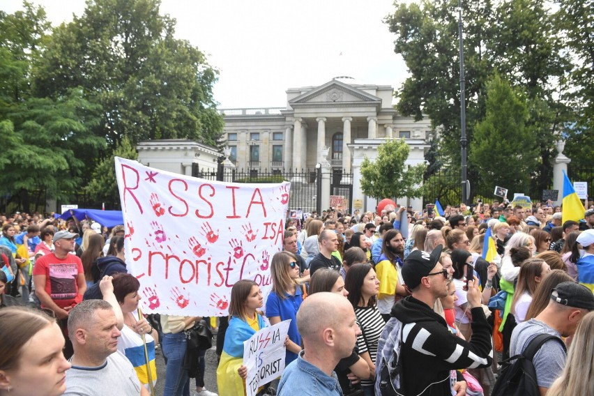 Protest Ukraińców w Warszawie. Pod ambasadą Rosji domagali się uznania tego państwa za terrorystów
