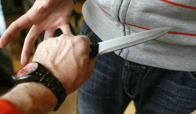 Napad z nożem w ręku na dostawcę pizzy w Opolu. Do sprawy zatrzymano trzy osoby.