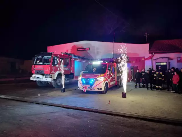 Nowy wóz strażacki dla druhów z Ochotniczej Straży Pożarnej w Daszynie. Tak świętowali mieszkańcy ZDJĘCIA