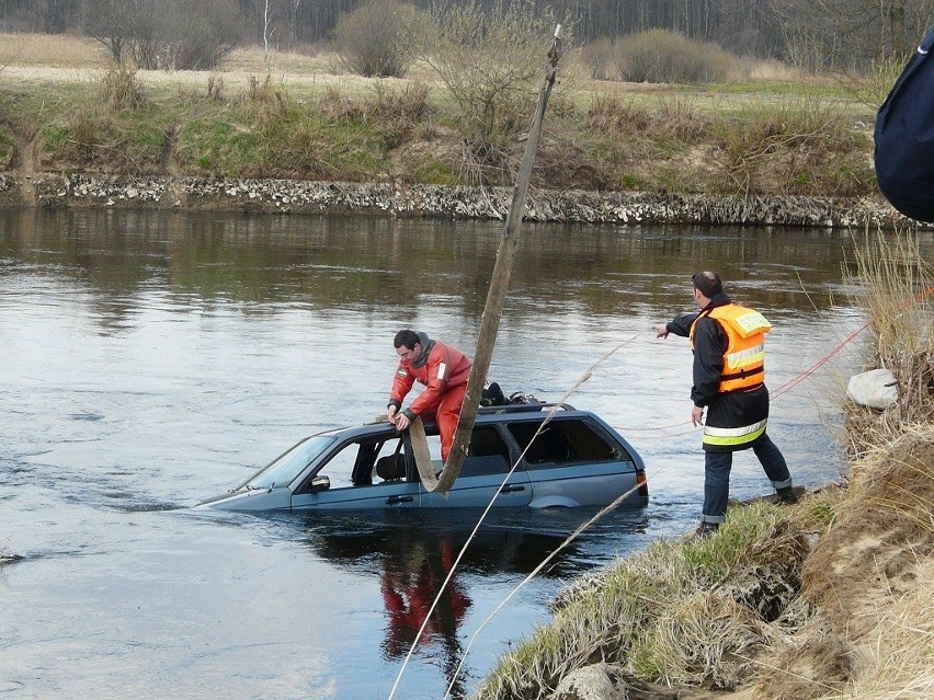 Strażacy wyciągają samochód zatopiony w rzece Pilicy (zdjęcia+wideo)