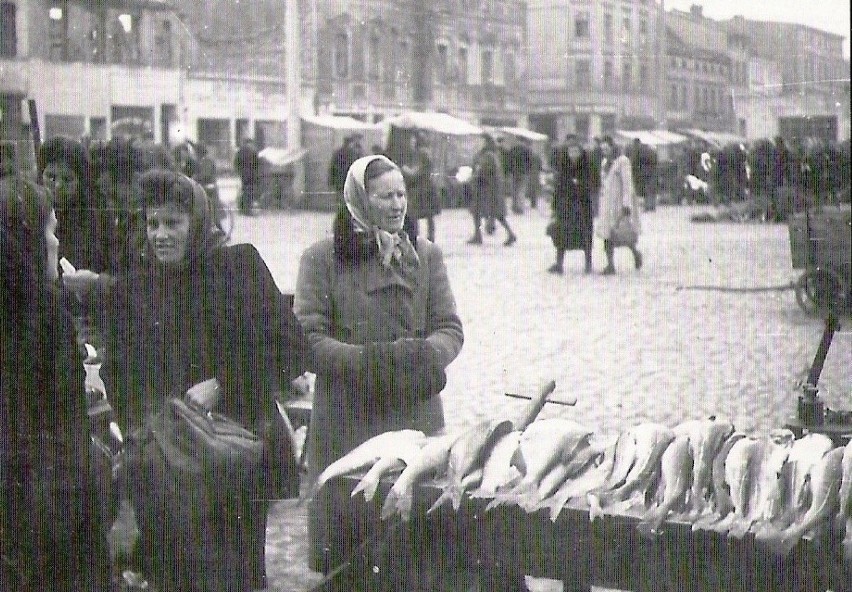 Rok 1947. Sprzedaż ryb na targu.